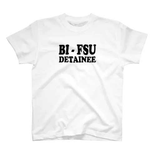 BI-FSU DETAINEE 胸面配置ロゴ スタンダードTシャツ