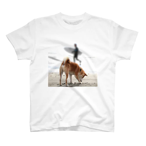 柴犬とサーファー Regular Fit T-Shirt