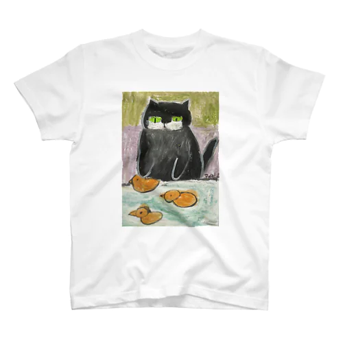 かわいい黒猫がプールで泳いでいるアヒルを楽しそうに見ている スタンダードTシャツ