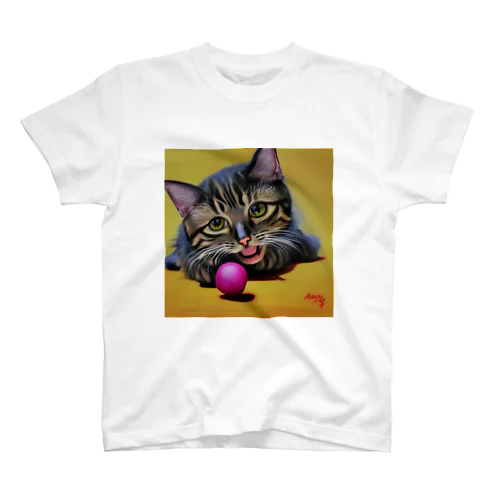 ボールと遊んでいる可愛い猫 スタンダードTシャツ