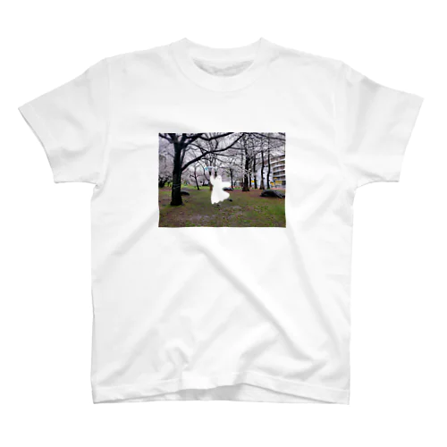 おばけちゃん雨の桜散歩 Regular Fit T-Shirt