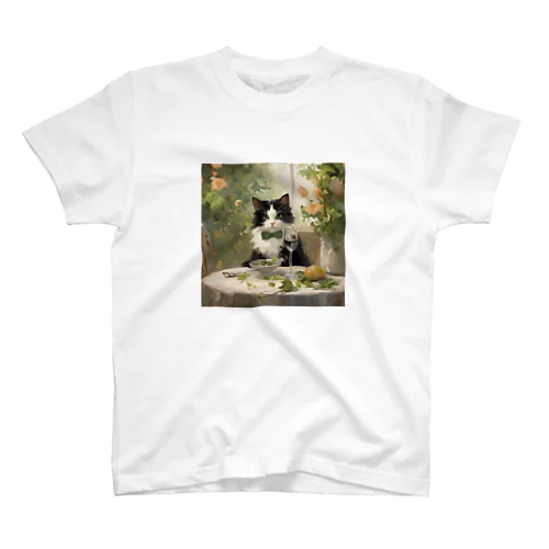 ワインを楽しむ白黒ハチワレ猫 スタンダードTシャツ