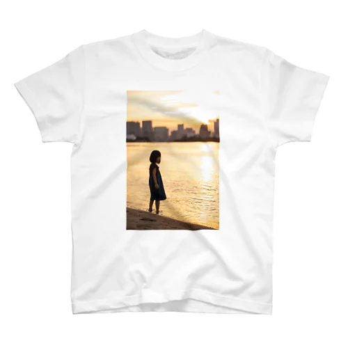 海の夕焼けと少女 スタンダードTシャツ