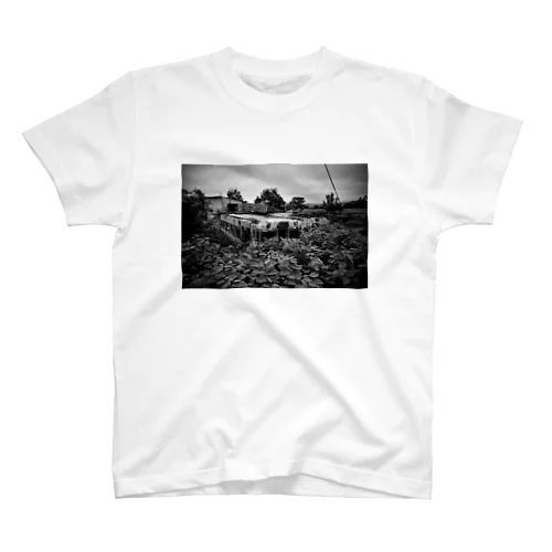 北海道で草木に埋もれるキハ56廃車体 Regular Fit T-Shirt