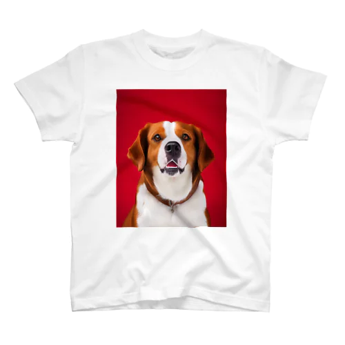 見つめる犬 Regular Fit T-Shirt