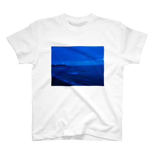 夜明け前の海と灯台 スタンダードTシャツ