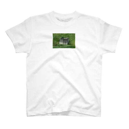 謎のコンクリート建造物と生い茂る植物 Regular Fit T-Shirt