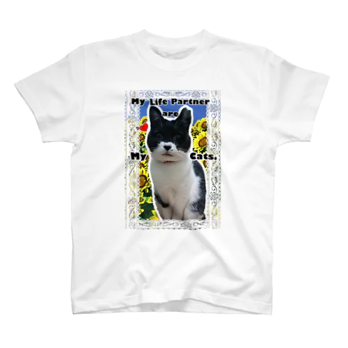目力たっぷりの白黒猫モンドちゃん Regular Fit T-Shirt