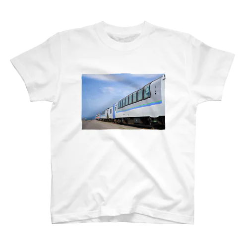 シエラレオネに輸送されるキハ183系のハイデッカーグリーン車が函館の有川埠頭で日本での最後の時を過ごす Regular Fit T-Shirt