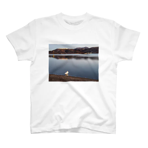 お正月の湖にいる私 スタンダードTシャツ