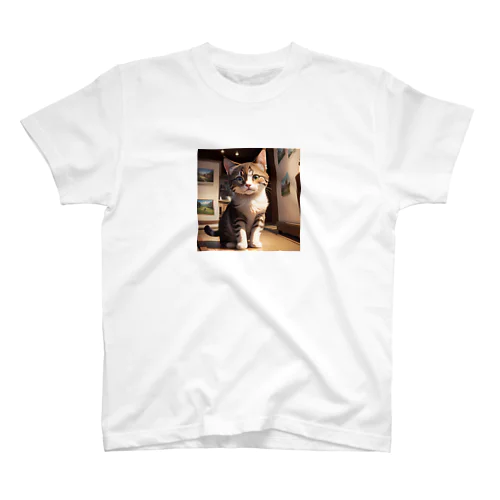部屋の中の目が綺麗な猫　 スタンダードTシャツ