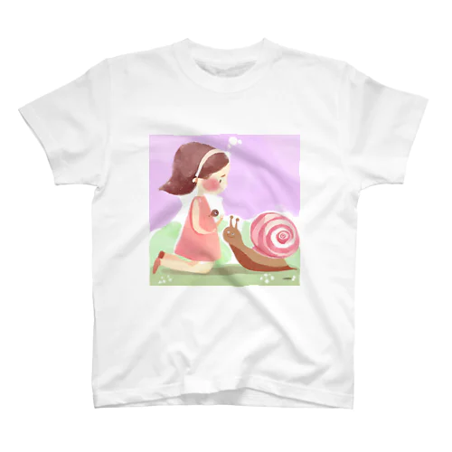 女の子とカタツムリ Regular Fit T-Shirt