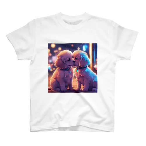 キュートな子犬同士のキス Regular Fit T-Shirt