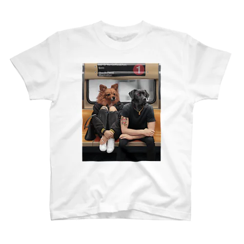 地下鉄の乗る　犬のカップル Regular Fit T-Shirt