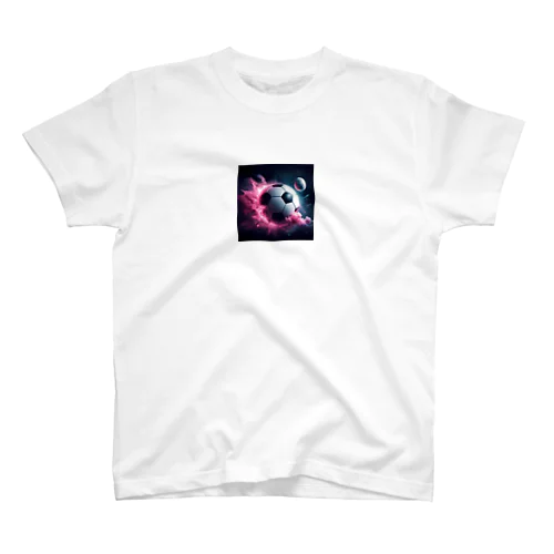 宇宙の中でピンク色の煙を放ち爆発するサッカーボール② Regular Fit T-Shirt