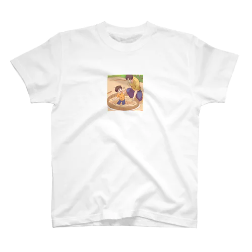 砂遊びを楽しんでいるパパと息子 Regular Fit T-Shirt
