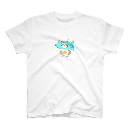 驚いている魚猫 スタンダードTシャツ