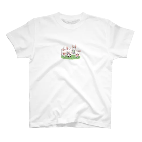 キックでキュート！サッカーウサギ Regular Fit T-Shirt