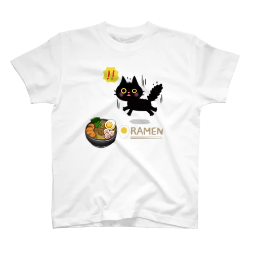 ラーメンが大好きな黒猫がラーメンを見つけて驚いている スタンダードTシャツ