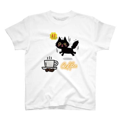  コーヒーが大好きな黒猫がコーヒーを見つけて驚いている Regular Fit T-Shirt