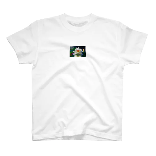 水辺に咲く純白の花 Regular Fit T-Shirt