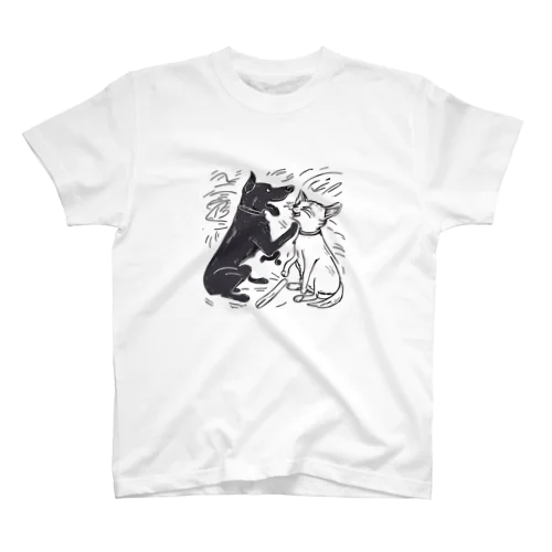 犬と猫のたたかい Regular Fit T-Shirt