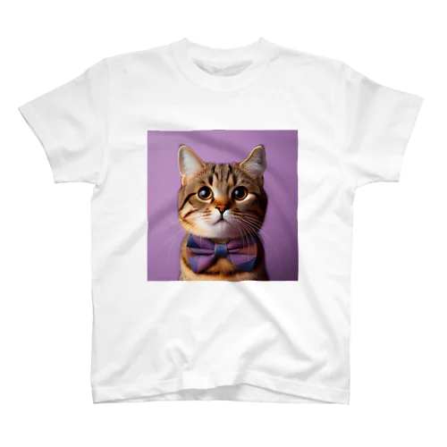 お洒落な猫ちゃん（蝶ネクタイシリーズ01） Regular Fit T-Shirt