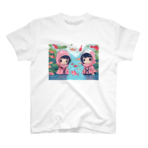 可愛らしい子供忍者が池に泳ぐ鯉を眺めているよ♪ Regular Fit T-Shirt