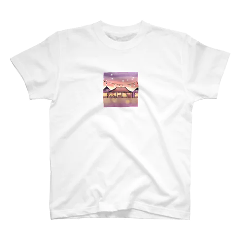 オープンテラスと釣り照明の輝きで夕暮れの美を彩る水彩アート Regular Fit T-Shirt