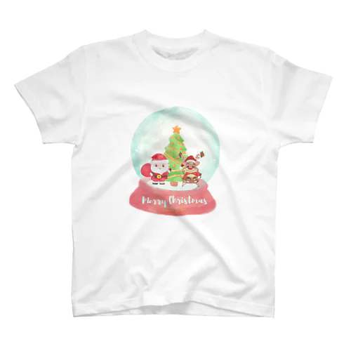 トナカイとサンタクロースのクリスマススノードーム Regular Fit T-Shirt