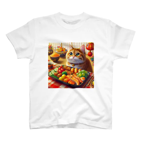 おせち料理を楽しみにしている猫 スタンダードTシャツ