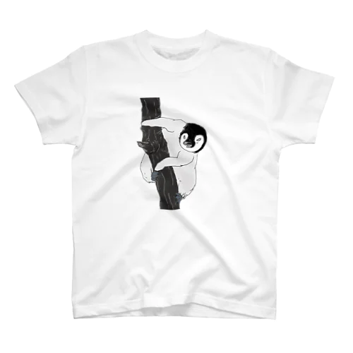   木から威嚇してくるペンギン Regular Fit T-Shirt