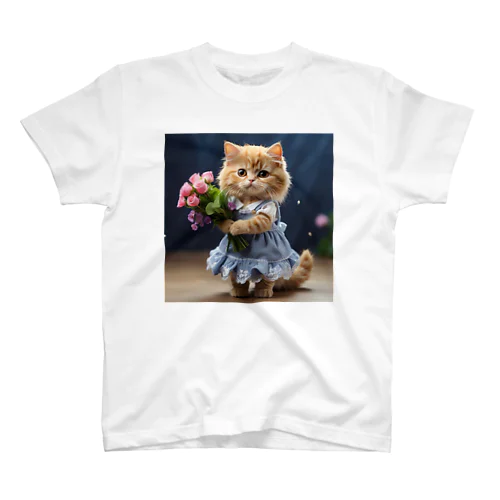 お祝いの花束を持っている茶トラの仔猫ちゃん スタンダードTシャツ