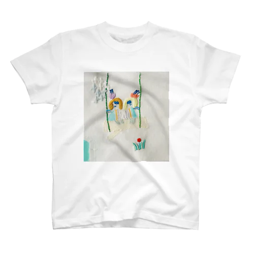 木のブランコと赤い花 Regular Fit T-Shirt