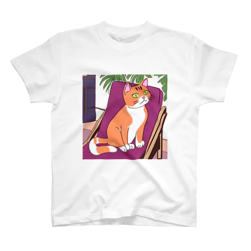 ダイニングチェアの上でくつろいでいるネコ(1)[カラー] Regular Fit T-Shirt