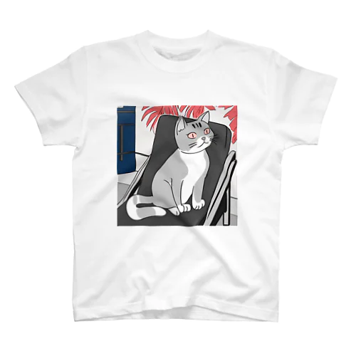 ダイニングチェアの上でくつろいでいるネコ(1)[ポスター] Regular Fit T-Shirt