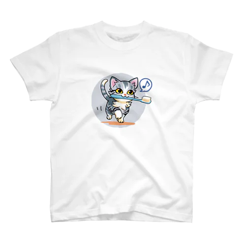 歯ブラシをくわえたアメリカンショートヘアの子猫 Regular Fit T-Shirt