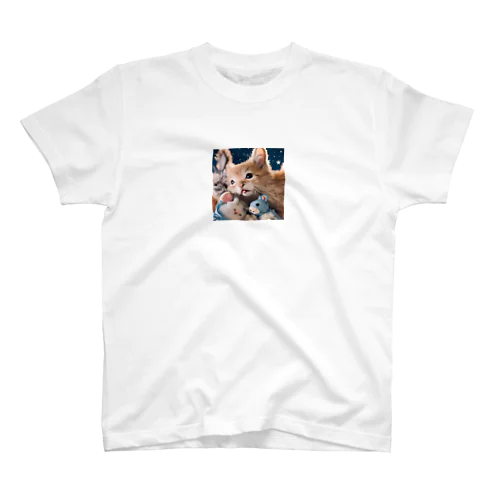 ぬいぐるみと猫ちゃんのショット スタンダードTシャツ