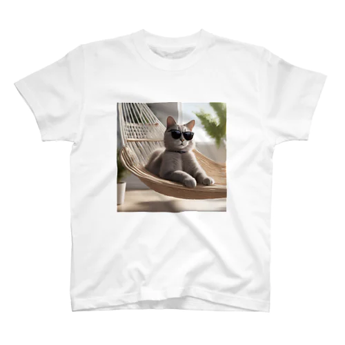 サングラスをかけている猫がハンモックでくつろいでいる。 スタンダードTシャツ