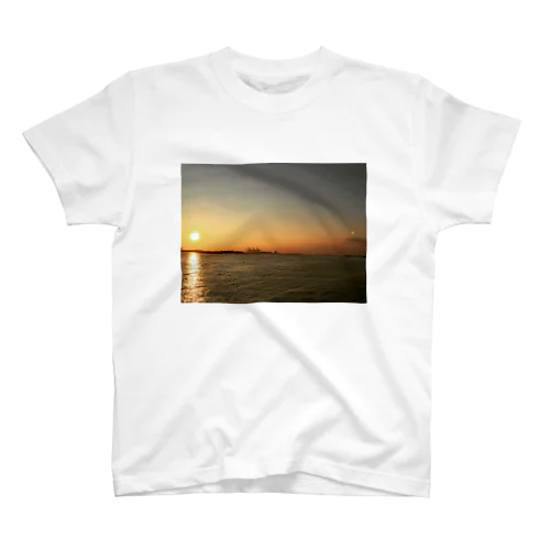 台湾淡水の夕日と月 Regular Fit T-Shirt