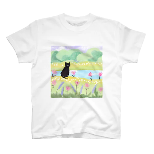 都会黒猫さん、花と湖の里 スタンダードTシャツ
