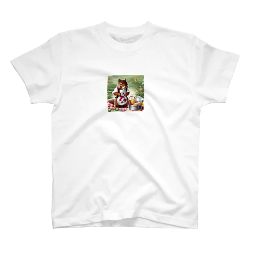 可愛らしいシマリスのエプロン姿 Regular Fit T-Shirt