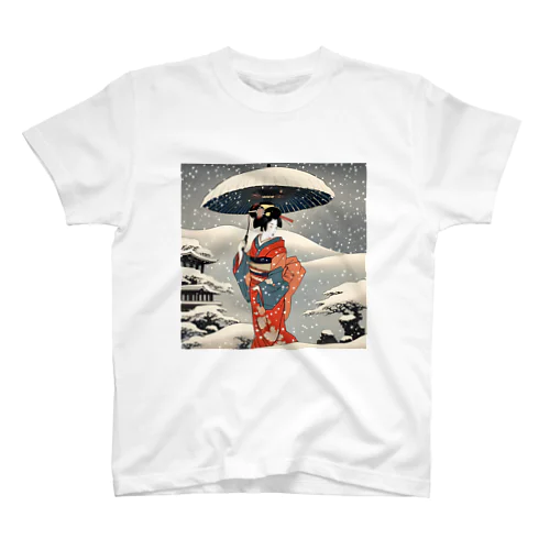 日本の風景、雪降る中を歩く舞妓さん　Japanese senery：Maiko in the snow Regular Fit T-Shirt