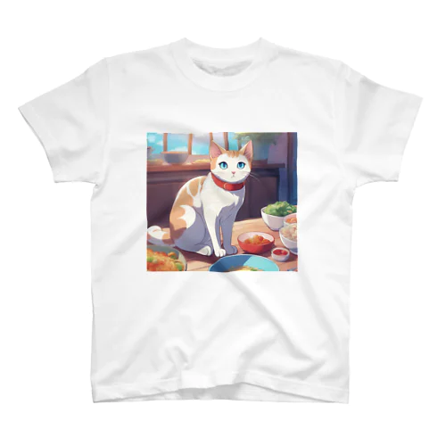 ご飯の前で座り込む仕草の猫 スタンダードTシャツ