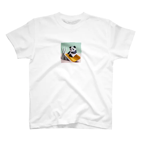 滑り台で遊ぶ折り紙パンダ Regular Fit T-Shirt