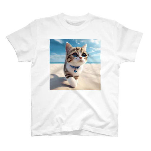 南国の海辺を歩く勇ましさに胸キュン猫 Regular Fit T-Shirt