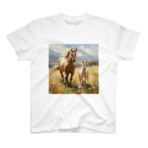 草原で遊ぶ馬の親子　Dream   2047 Regular Fit T-Shirt