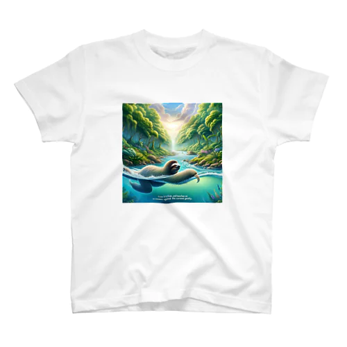 時間の流れを象徴する川の中でゆったりと泳ぐ、ナマケモノの姿🌿 Regular Fit T-Shirt