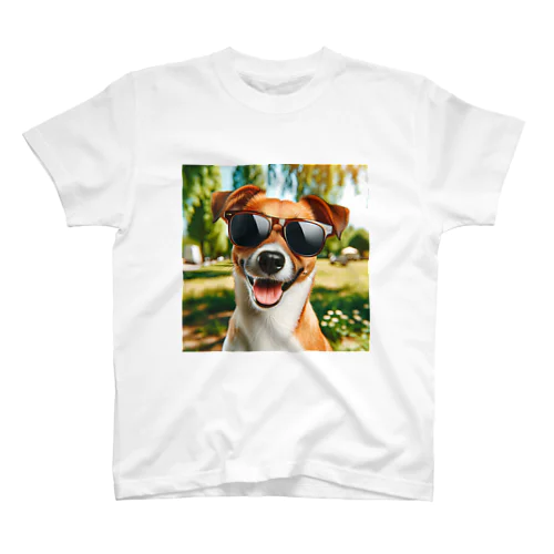 サングラスをかけた、かわいい犬 Marsa 106 Regular Fit T-Shirt