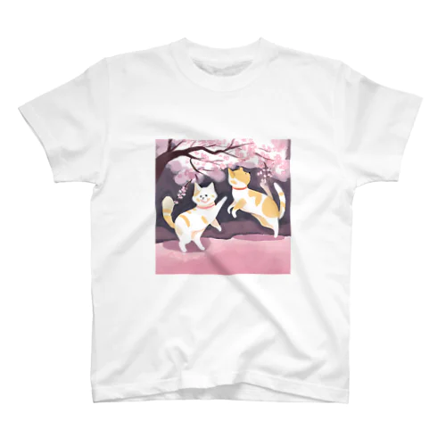 桜で遊ぶ犬と猫 Regular Fit T-Shirt